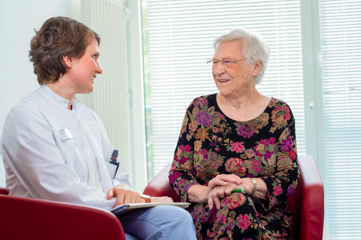 Dr. Theresa Bauer-Hoheisel im Gespräch mit einer älteren Patientin der Gerontopsychiatrie
